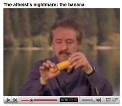 Ray Comfort forklarer at bananen har tre forhøyninger på toppen og to under, slik at den passer perfekt i hånden. Et ugjenkallelig bevis på Guds skaperkraft, ifølge ham.
