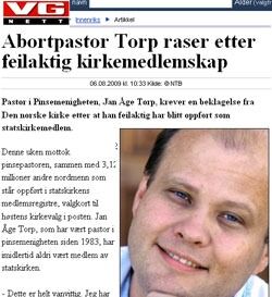 Pinsepastor Jan Aage Torp burde ha vært luket ut av kirkeregisteret under oppryddingen i 2006, ettersom han er medlem av et annet trossamfunn. Men nå er han av en eller annen grunn medlem igjen. Det liker han dårlig.