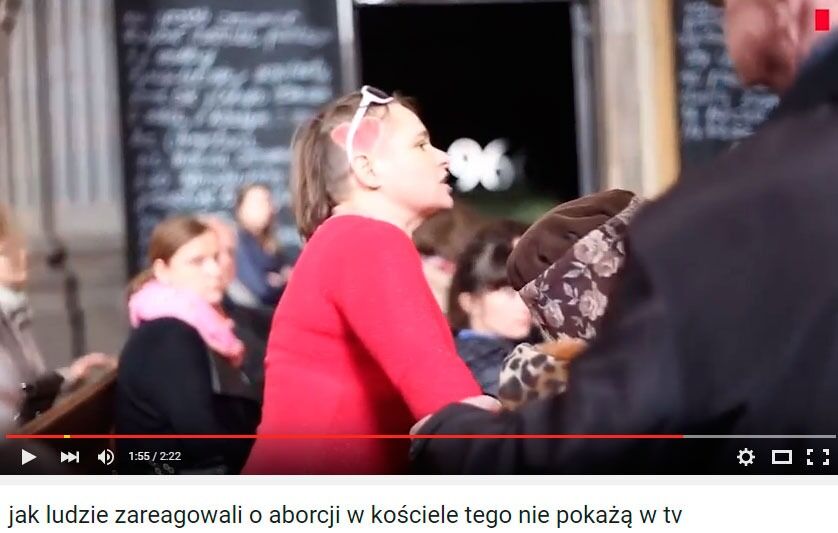Her blir en gudstjeneste i Warszawa sist søndag avbrutt av en kvinne som reiser seg og argumenterer høylytt mot presten. Da har allerede mange forlatt gudstjenesten.