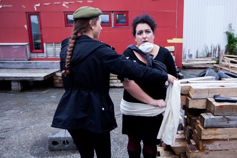 Siri Hortmans (41) karakter «Si» får sårene bandasjert etter å ha blitt skutt av Rogalendingene.
 Foto: Jin Sigve Mæland