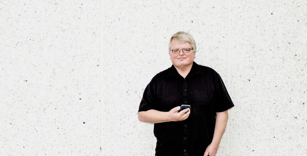 Forfatter Eirik Newth har skrevet Pro et contra-boka «Overvåking» som lanseres i dag. Han påpeker at vi alle lekker data, særlig om vi har en smarttelefon.
 Foto: Marius Nyheim Kristoffersen