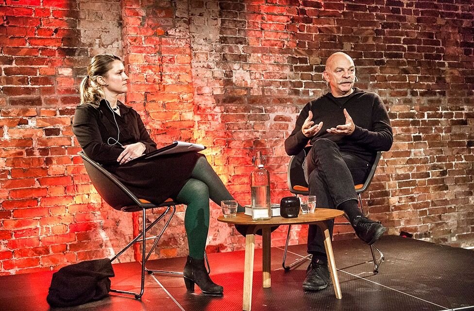 Martín Caparrós i samtale med forfatteren og journalisten Terese Grøtan i Litteraturhuset i Bergen.
 Foto: Otto von Münchow