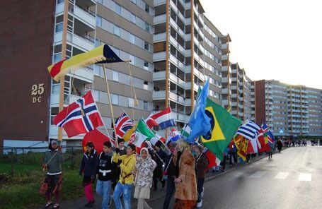 Fjell skole ligger midt i drabantbyen Fjell i Drammen.