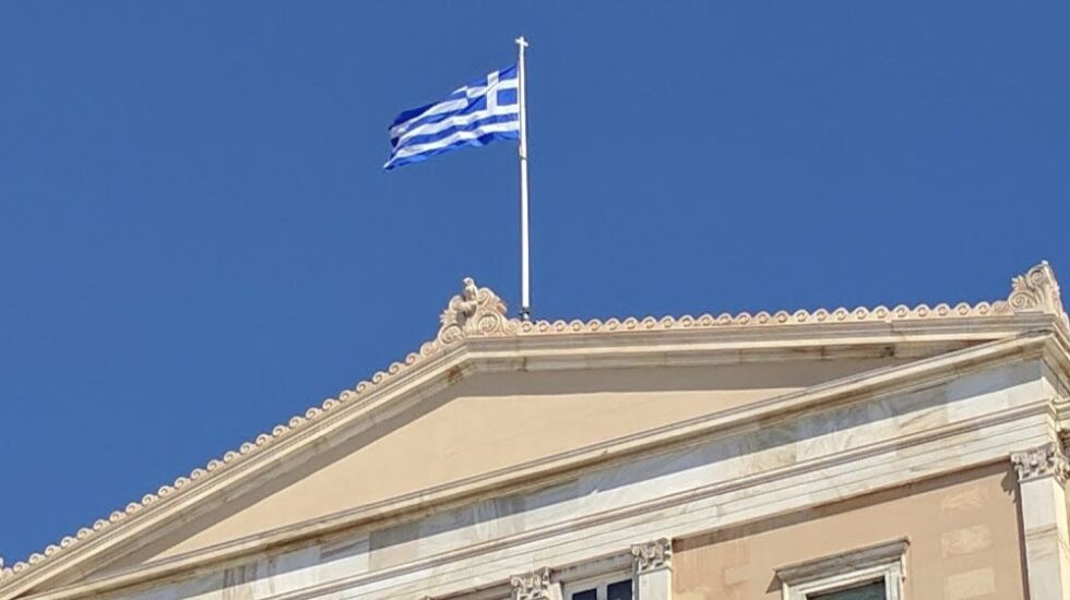 Flaggstangen på toppen av nasjonalforsamlingen i Athen viser tydelig hvilken religion som er den viktigste i Hellas.
 Foto: Even Gran