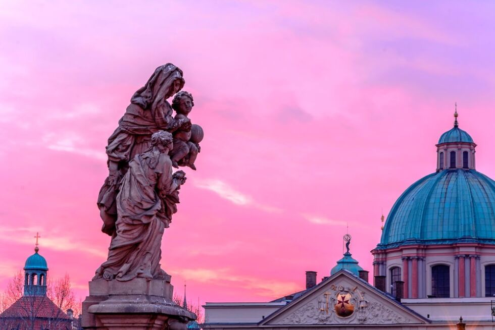 Øst-europeiske land er preget av tradisjonelle holdninger til kjønn og kjønnsroller. Her en statue som hyller morskapet på Karlsbrua i Praha.
 Foto: Denis Poltoradnev/Shutterstock/NTB Scanpix