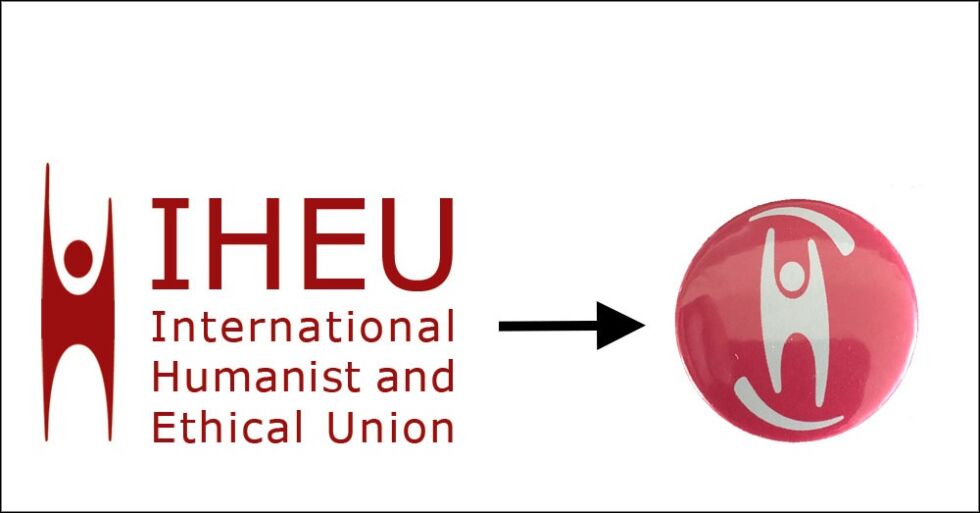 Til høyre ser vi en button med den nye logoen. Den ble delt ut til delegatene på IHEUs generalforsamling på New Zealand nylig.