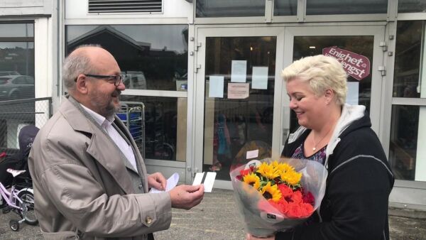 Human-Etisk Forbund delte ut blomster og gavekort til Helle Soos ved Trollklubben barnehage i Fredrikstad i dag.