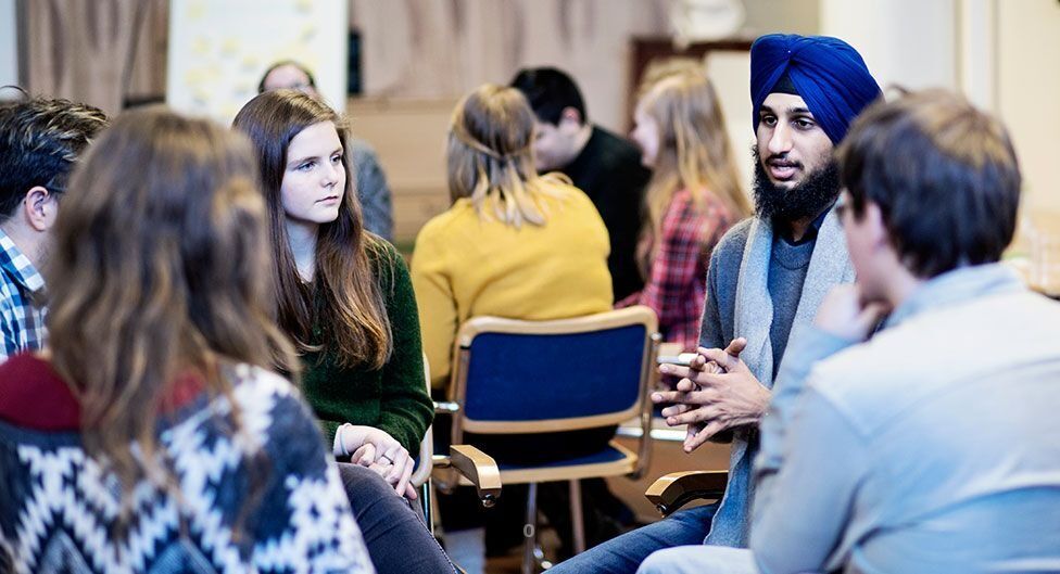 Humanistisk Ungdom er dialog-orienterte, noe som kom til uttrykk på årets vinterseminar. Deltagerne møtte unge representanter for ulike livssyn, de hørte på og stilte spørsmål.
 Foto: Marte Gjærde