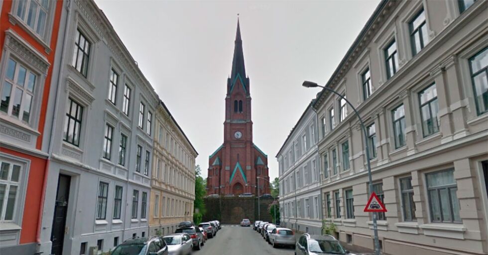 Hit bærer det hver jul for Uranienborg skole. Den lokale kirken, Uranienborg kirke, ligger rett bak Slottet i Oslo
 Foto: Google Street view