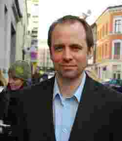 Arild Stokkan-Grande (Ap) håper flere i det politiske landskapet slår ring om Azmeh Rasmussen.