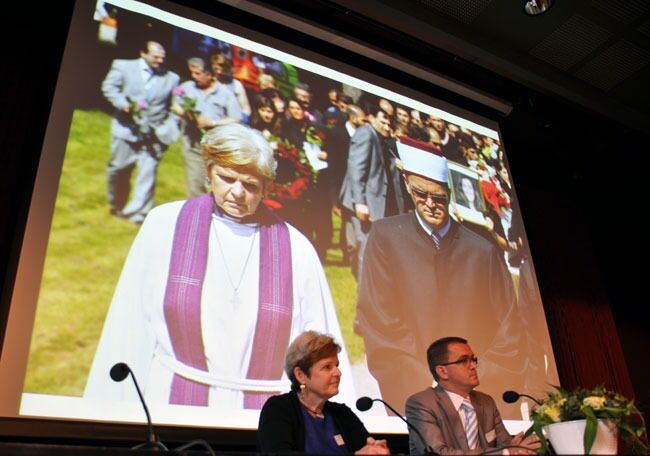 Prest Anne Marie Tronvik og imam Senaid Kobilica fortalte om da de samarbeidet om gravferden til Utøya-offeret Bano Rashid.
 Foto: Even Gran