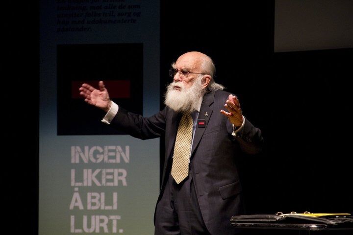 I mars opptrådte James Randi for fulle hus i Oslo, Trondheim og Bergen i regi av Ingen liker å bli lurt.
 Foto: Håkon Sparre