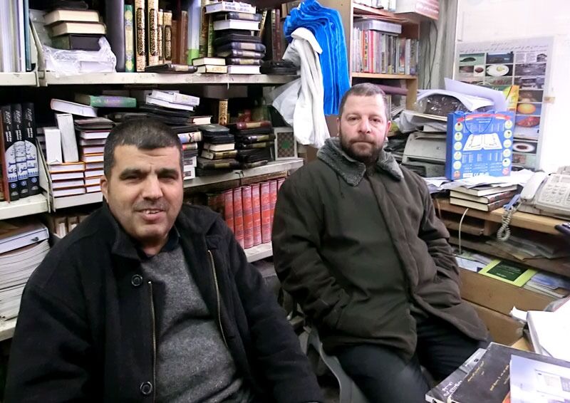 De jordanske bokhandlerne Ibrahim Haswa (t.v.) og Nidal Said trosset snøstormen i Amman og møtte Sara Mats Azmeh Rasmussen i Saids bokhandel.
 Foto: Sara Mats Azmeh Rasmussen