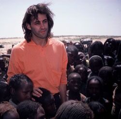 Bob Geldof blant sultrammede barn i Sudan i 1985 i forbindelse med Live Aid. Et uttrykk for sinnelagsetikk som ikke bare ga seg positive utslag. Foto: Scanpix