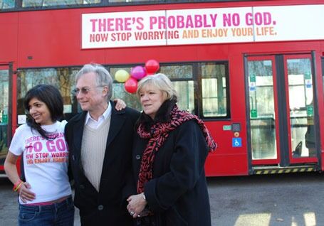 Bloggeren med ideen til kampanjen, Ariane Sherine, Richard Dawkins og president i BHA, Polly Toynbee, koser seg under kampanjelanseringen i London tirsdag. Foto: BHA