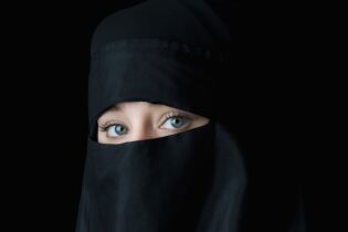 Flere høgskoler vurderer niqab-forbud