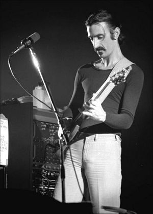 Den avantgardistiske rockemusikeren Frank Zappa er, ifølge Torgrim Eggen, den store humanisten og ateisten i rocken. Bildet er fra en konsert Zappa holdt i Oslo, januar 1977.
 Foto: Wikimedia commons @ Helge Øverås