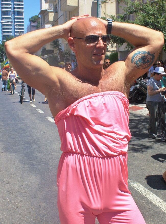 Muskelbunter i rosa var blant deltakerne i homoparaden i Tel Aviv sist fredag.
 Foto: Frida Sebina Skatvik