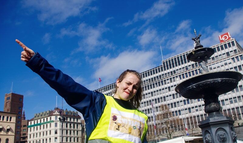 Humanistisk Ungdoms kommunikasjonsmedarbeider, Helle Gannestad, leder HU-troppene på Youngstorget.
 Foto: Aslaug Olette Klausen