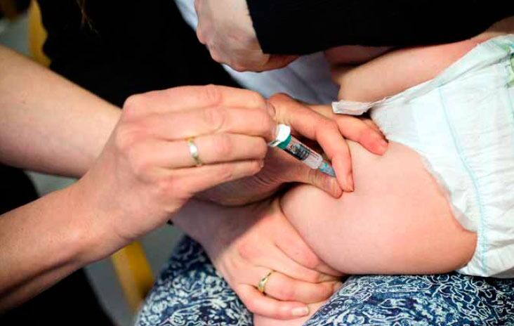 Mange foreldre synes det er ubehagelig at det må gjøre vondt for barna å ta vaksinen.
 Foto: Silje Robinson