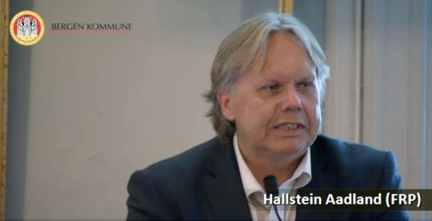 Hallstein Aadland mener det er i strid med Grunnloven hvis skoler må søke for å få arrangere skolegudstjenester.