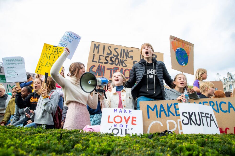 Skoleelever har klimastreik foran Stortinget i Oslo fredag.
 Foto: NTB-Scanpix