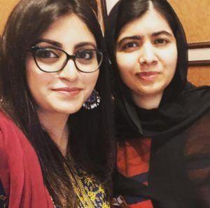 Gulalai Ismail grunnla organisasjonen Aware Girls i 2002, en organisasjon som jobber med å styrke og utdanne kvinner i Pakistan. Nobelprisvinner Malala Yousafzai deltok i programmet i 2011. Her er et bilde av de to sammen.
