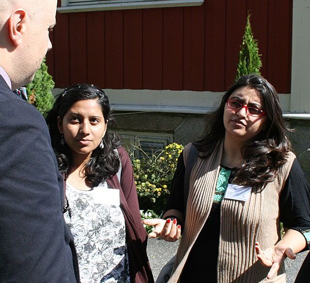 Gululai Ismail (t.h.) i diskusjon med Didrik Søderlind (t.v.) og Priya Tayde fra India, under HUs sommerleir ved Numedal folkehøgskole i 2011.
 Foto: Even Gran