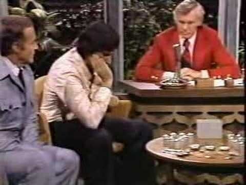 Uri Geller ble avslørt i tv-programmet The Tonight Show Starring Johnny Carson, der James Randi hadde byttet ut Gellers skjeer med skjeer han ikke hadde hatt kontakt med på forhånd. Geller «følte seg svak» og kunne dessverre ikke demonstrere kreftene sine.