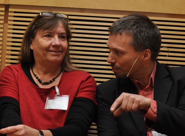 Bente Sandvig (t.v.) og Sturla Stålsett var mer enige da de framla utvalgsrapporten i 2013, enn de ser ut til å være i dag.
 Foto: Even Gran