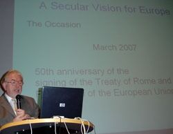 Her presenterer Roy Brown Brussel-deklarasjonen på en humanistkonferanse i Stockholm i november i fjor.