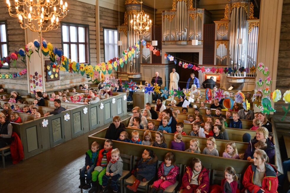 I Elverum ble 650 barnehagebarn invitert på påskesang i kirken. Her fikk de ifølge Østlendingen også høre påskefortellingen.
 Foto: Cathrine Loraas Møystad, Østlendingen