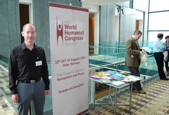 Colin Divens fra IHEU var tilstede i Manchester og reklamerte for den humanistiske verdenskongressen som holdes i Oslo i august.
 Foto: Even Gran