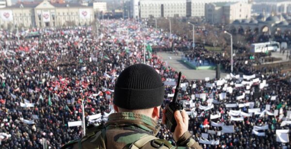Hundretusener demonstrerte mot Charlie Hebdo i Groznyj