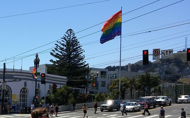 Regnbueflagget vaier over bydelen Castro i San Francisco. Til helga er det klart for San Francisco Pride, og da har USAs LHBT-miljø noe ekstra å feire.
 Foto: Even Gran