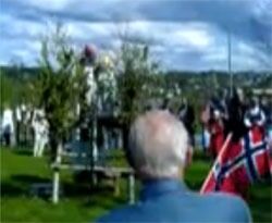 Slik så det ut da Toralf Dehli holdt 17.-maiandakt foran Heggedal hovedgård i 2007. Se video her.