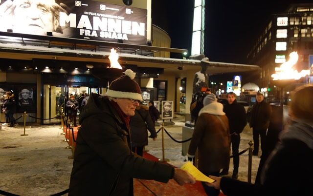 Ronnie Johanson, forfatteren av boka "Snåsamannen - Helbredelsene, spådommene, løgnene" delte ut løpesedler utenfor Colosseum kino i Oslo i går kveld.
 Foto: Even Gran