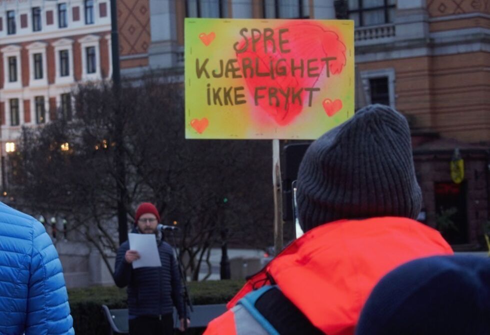 «Spre kjærlighet, ikke frykt» står det på plakaten. I bakgrunnen står Kjetil Dreyer fra Altshop som tidligere har uttrykt tvil om holocaust.
 Foto: John Færseth