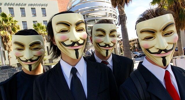 Anonymous tar på seg rollen som dommar, jury og bøddel, skriver Kristian Bjørkelo. Likevel liker han dem litt. Her i en demonstrasjon mot scientologikirken i Los Angeles i 2008, iført de karakteristiske Guy Fawkes-maskene.
 Foto: Vincent Diamante