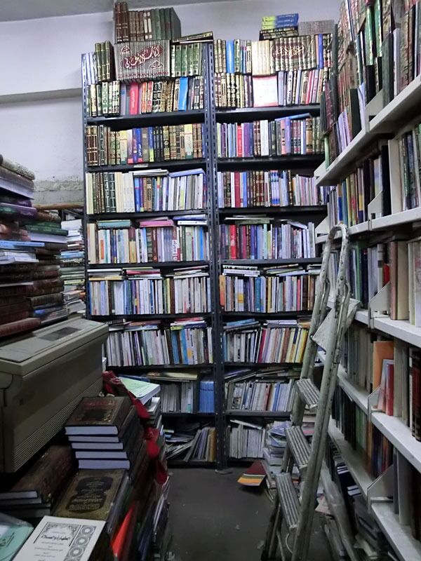 I Jordan er hver bokhandel også et lite forlag. Tidligere satset bokhandlerne Ibrahim Haswa og Nidal Said også på skjønnlitteratur, men nå går det mest i trygge titler, som pensumlitteratur og religiøse skrifter.
 Foto: Sara Mats Azmeh Rasmussen