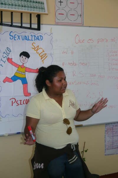 Elisea under timen med seksualundervisning på ungdomsskolen i El Banda.