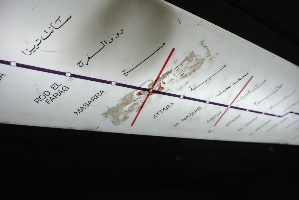 Metrostasjonen mellom Masarra og Attaba het tidligere Mubarak. Navnet er nå strøket over i alle metrovogner, som her. Det nye navnet på stasjonen er Al Shohadaa - Martyrene.
 Foto: Even Gran