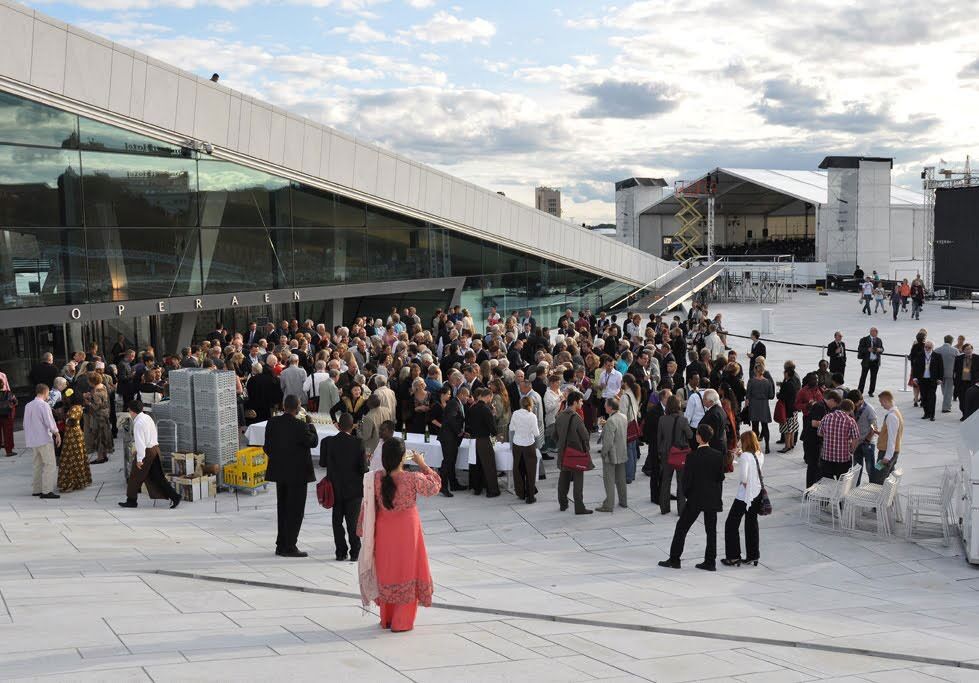 Humanistene minglet på operataket før festmiddagen.
 Foto: Arnfinn Pettersen