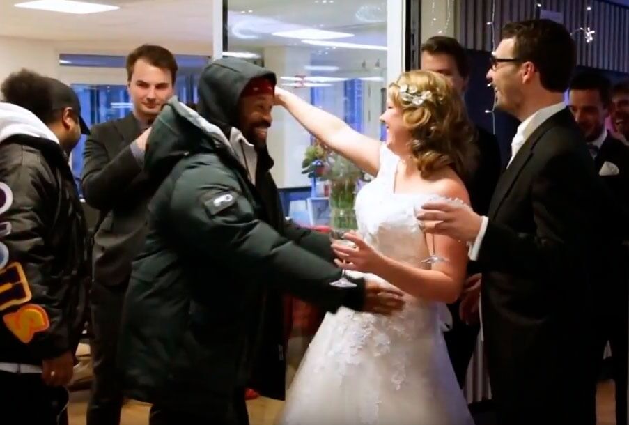 Tshawe og Yosef fra Madcon var også innom og gratulerte brudeparet. Se filmen.
