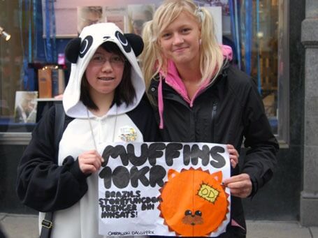 Irene (14) og Lise (14) synes det er morsomt å selge muffins til inntekt for OD.