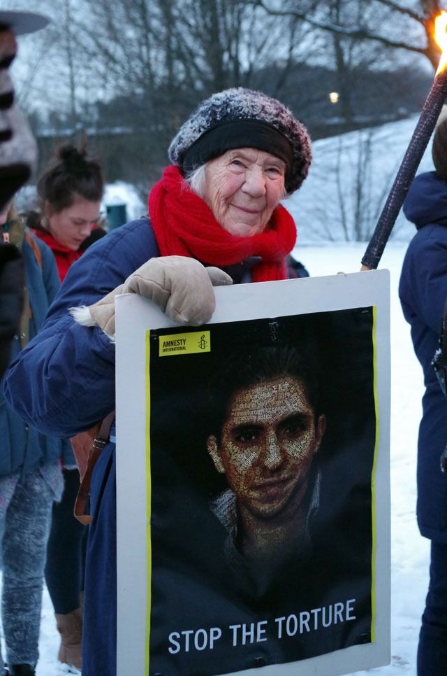 Lise Bjørset har vært med på demonstrasjonene helt siden starten. En gang kollapset hun midt under en av demonstrasjonene og de andre måtte ringe etter sykebil. Da hun kom til seg selv ba hun de andre bare fortsette å rope.

Hør reportasje om dette og aksjonene utenfor Saudi-Arabias ambassade på NRK Ekko fra september i fjor.
 Foto: Christian Johander