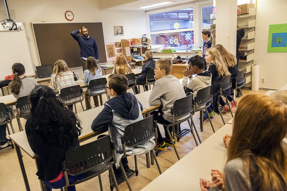 Christian Olowo utfordrer elever sjetteklasse på Li skole på hva det vil si å være norsk.
 Foto: Otto von Münchow