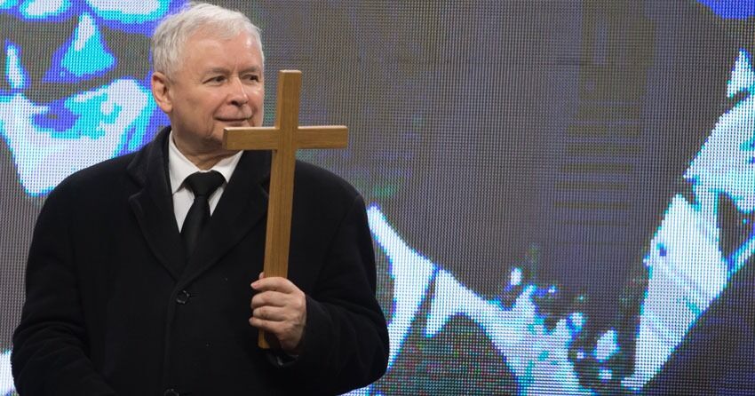 Polens sterke mann, Jaros&#322;aw Kaczynski, med kors under markeringen av årsdagen for Smolensk-krasjet. Han har også kalt angrep på kirken for angrep på selve Polen.
 Foto: NTB-Scanpix
