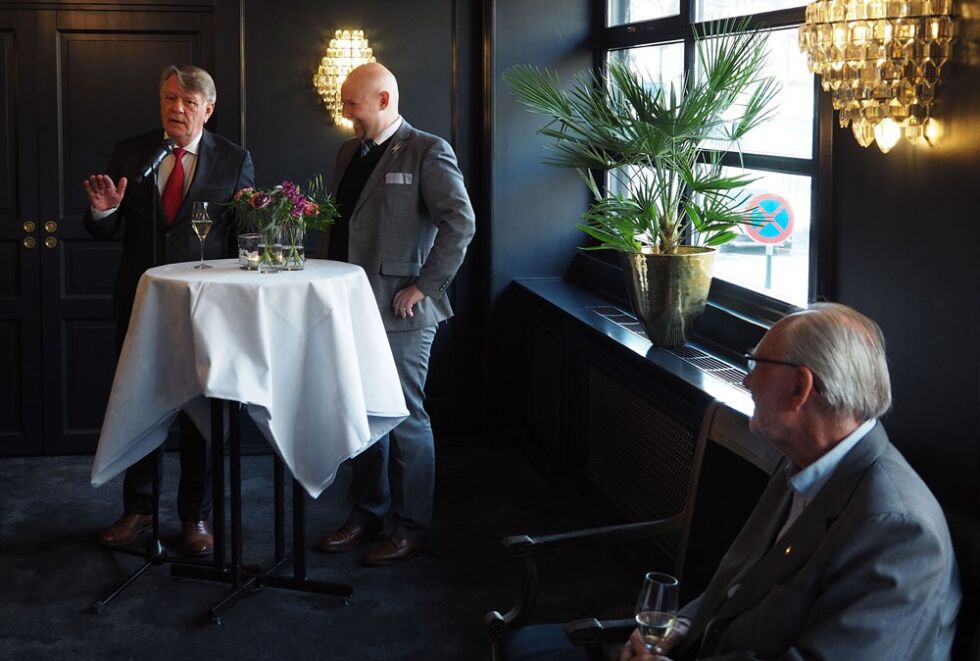 Stolte:  Pressesjef Jens Brun-Pedersen og generalsekretær Trond Enger i Human-Etisk Forbund er skjønt enige om at det er en fortjent honnør av Human-Etisk Forbunds «Grand Old Man».
 Foto: Even Gran