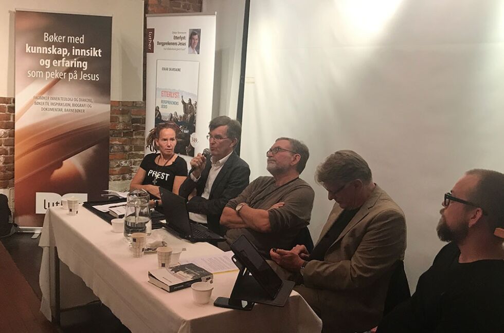 Panelet bestod av Sunniva Gylver, Oskar Skarsaune (med mikrofon), Dag Nygård, Jens Brun-Pedersen og Stian Aarebrot.
 Foto: Even Gran